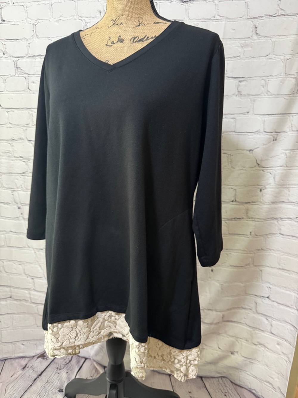 EUC LOGO Lounge Pocketed Black V-Neck Tunic with Cream Lace Hem